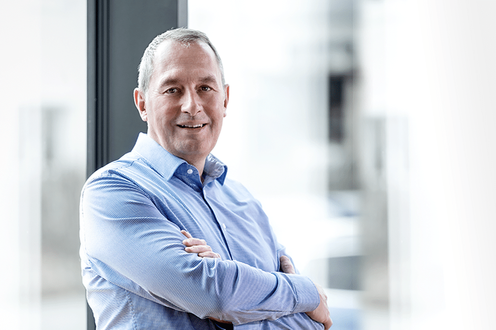 Markus Obermeyer, Geschäftsführer von POLYTOP, präsentiert die innovative BLUE LINE® Serie von POLYTOP, die eine Trinkwassereinsparung bei der Fahrzeugwäsche von bis zu 100% ermöglicht